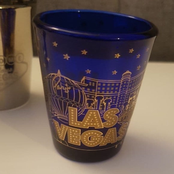 4 Las Vegas Shot Glasses - Picture 10 of 10